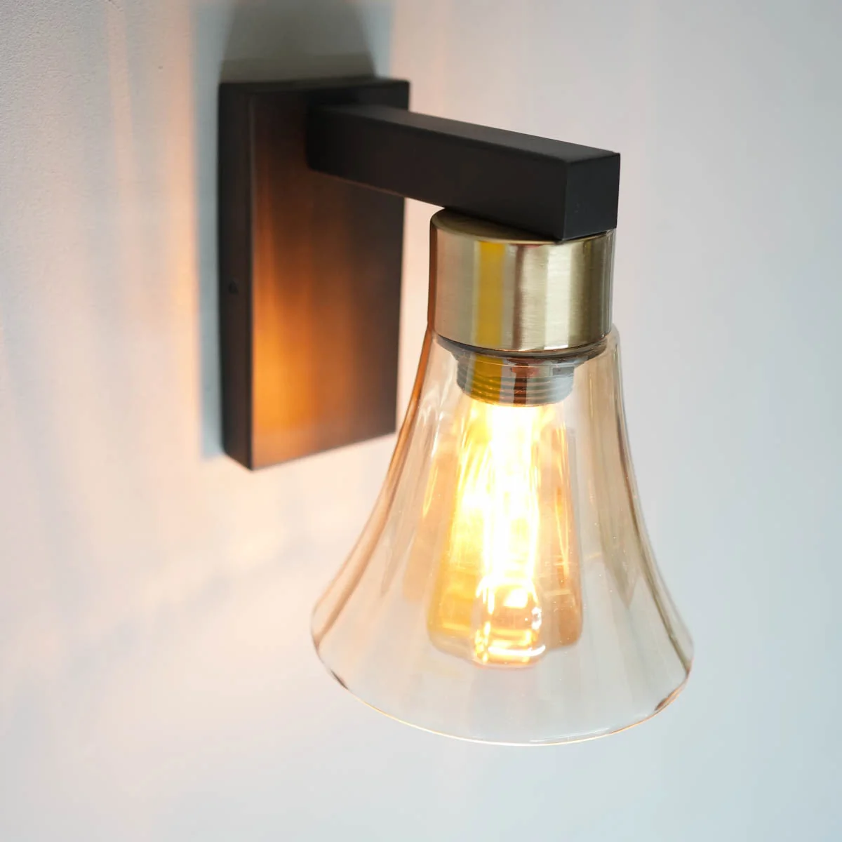 582085 Philips Nero WallLight PatternE27